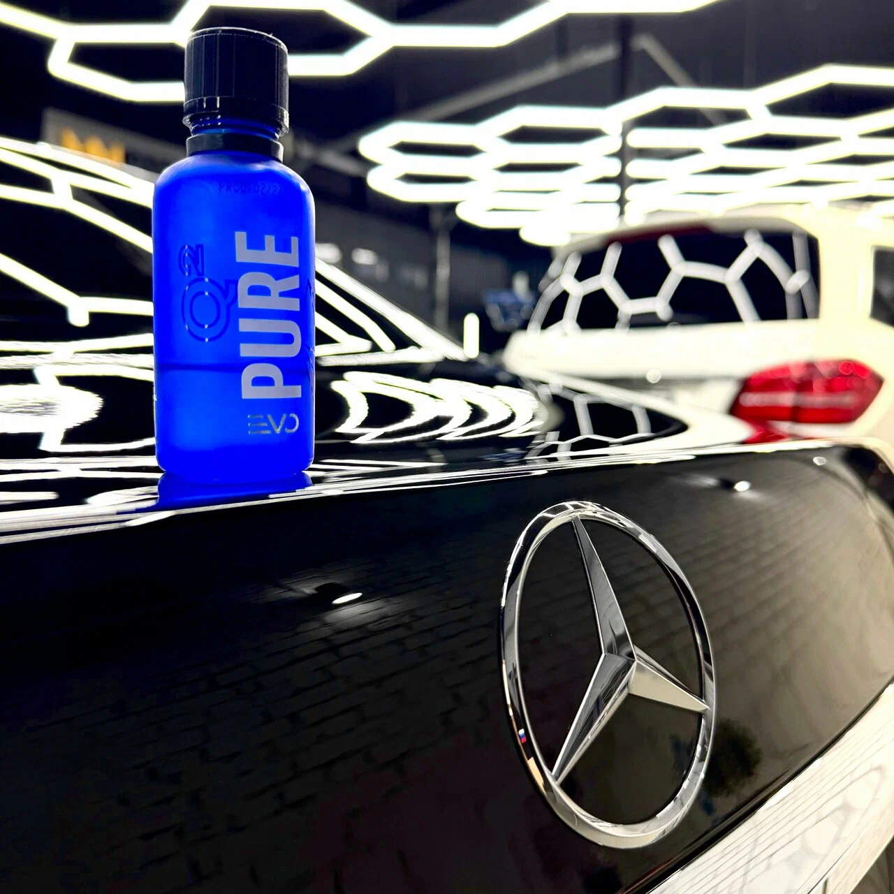 Деталь кузова Mercedes с отражением студийного света