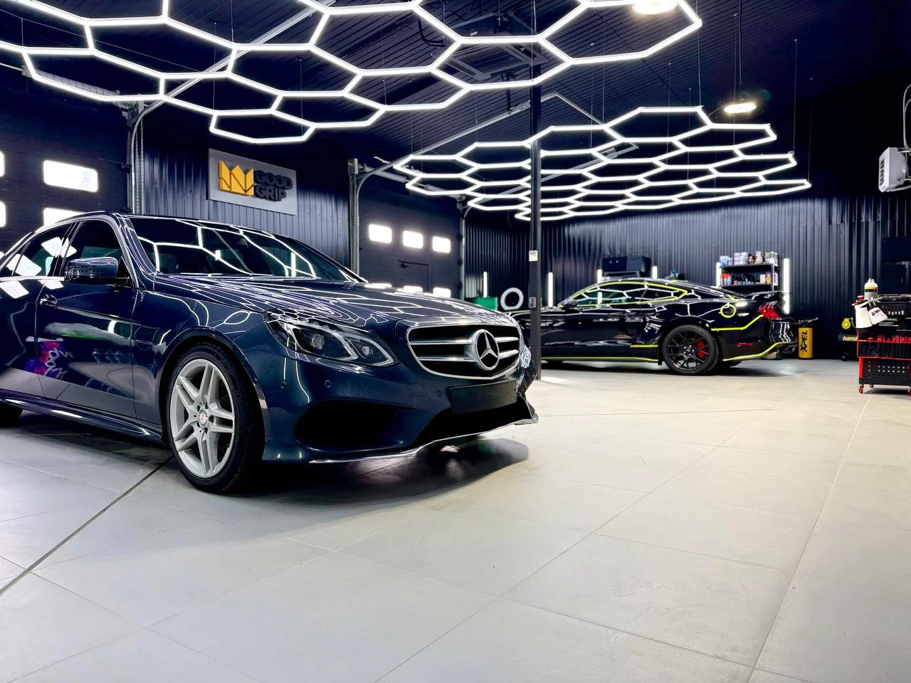 Mercedes и Mustang в студии